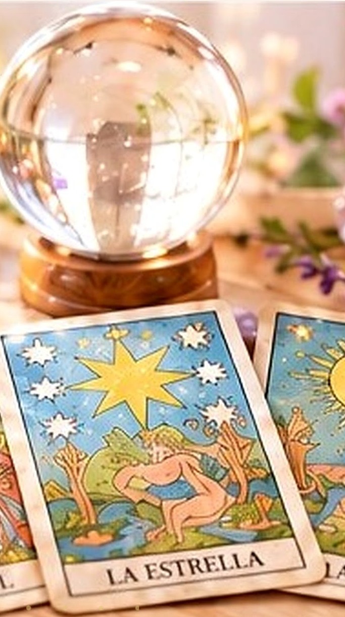 Cartas de tarot y bola de cristal
